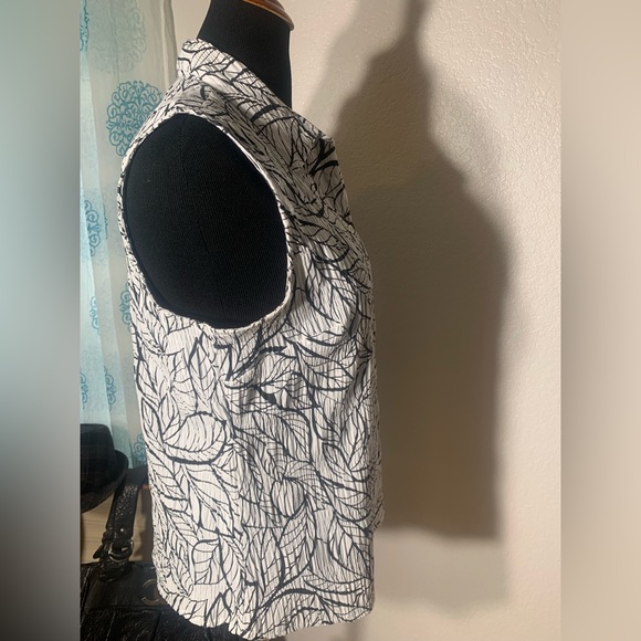 Croft & Barrow blouse shirt top sleeveless button down, leaf print fabric - Picture 5 of 10